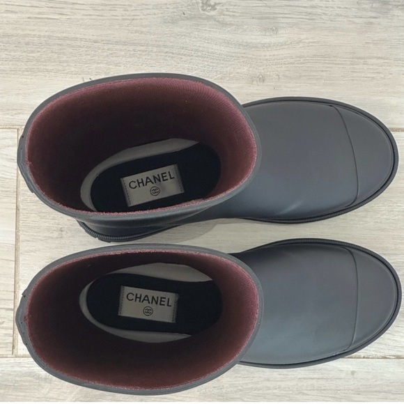 CHANEL Black Rain Boots with White CC Logo - Picture 5 of 7